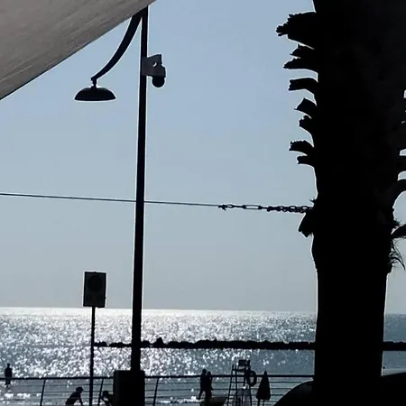Attico Con Terrazza Sul Lungomare Apartmán